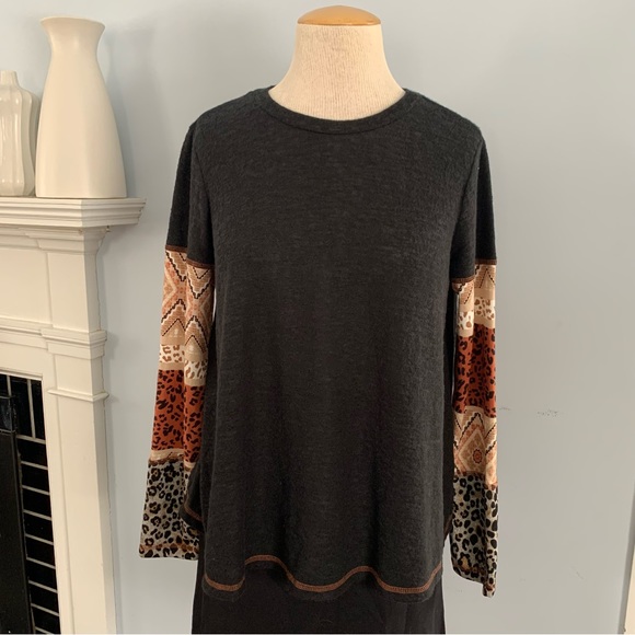 Ces femme colorblock animal print long sleeve top, lightweight fleece-y fabric - Picture 3 of 16